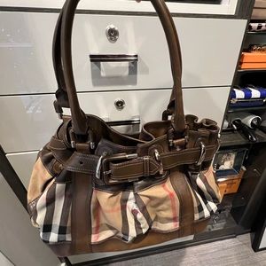 Burberry classic bag - 100% authentic.